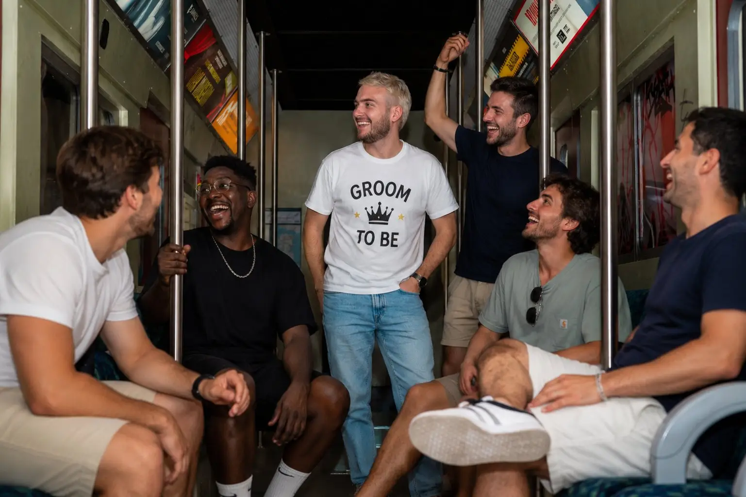 Groupe d'hommes en enterrement de vie de garcon dans le decor de metro de Batman Escape a Paris