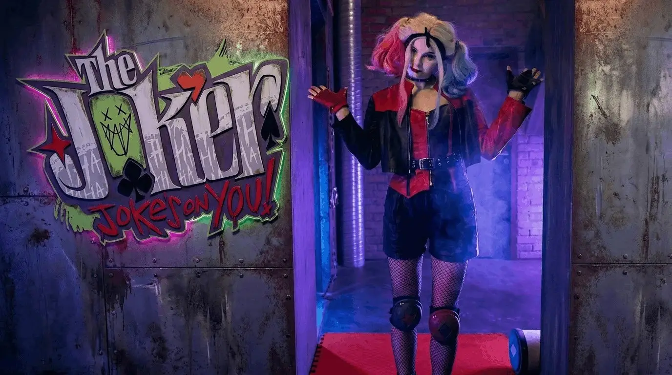 Batman Escape, mission The Joker : Harley Quinn devant la fresque du Joker, Paris 19e