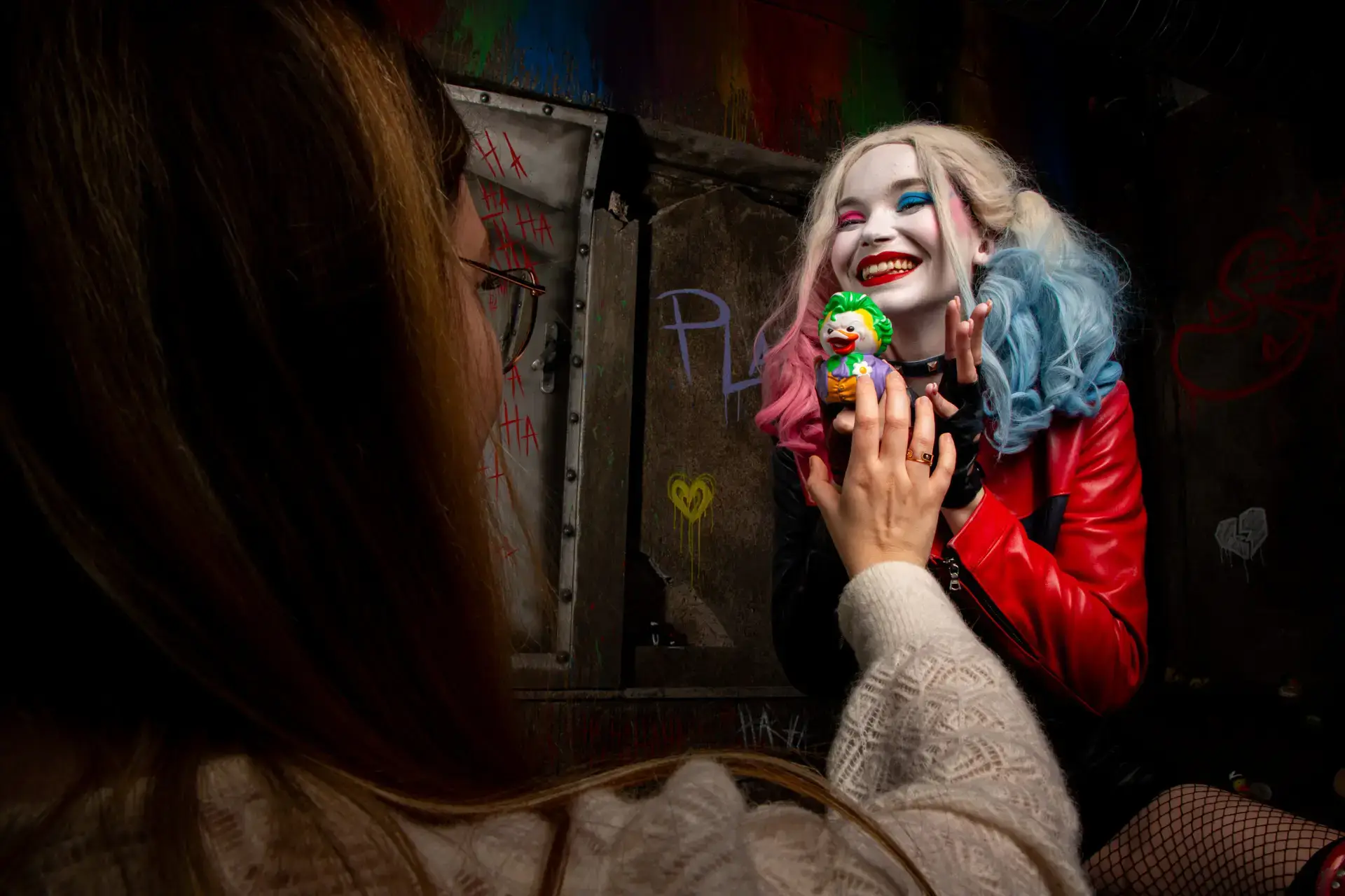 Une comédienne relance une participante pendant un team building chez Batman Escape