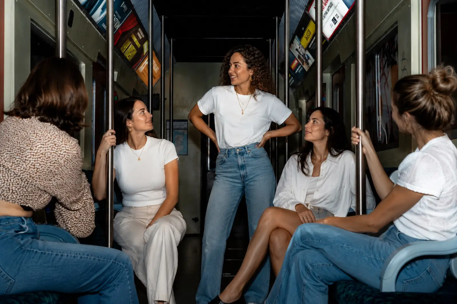 Groupe de copines en EVJF dans un escape game immersif à Paris chez Batman Escape